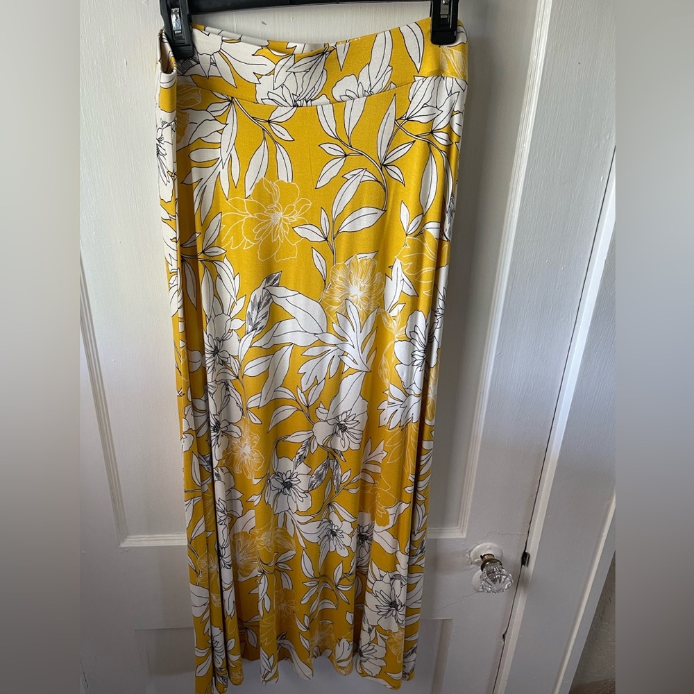 Westport, L, Floral Yellow Maxi Skirt with white daisies